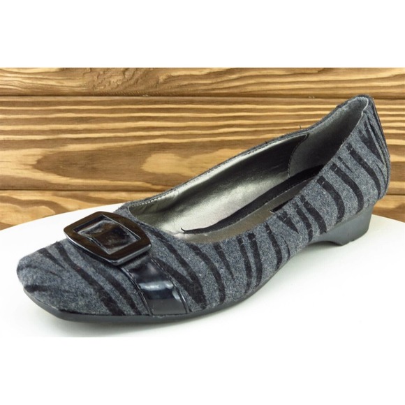 Liz Claiborne Women Sz‎ 6.5 M Gray Flat Fabric Shoes - Picture 1 of 8